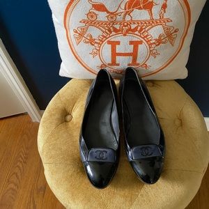 CHANEL Interlocking CC Logo Leather Ballet Flats